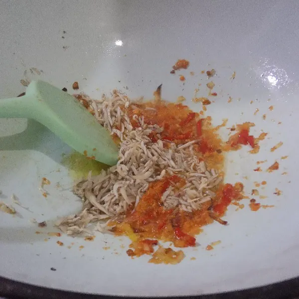 Masukkan teri medan, aduk rata.