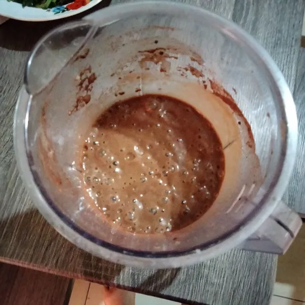 Blender roti tawar, susu coklat bubuk, agar-agar rasa coklat, dan 700 ml air. Tuang ke dalam panci