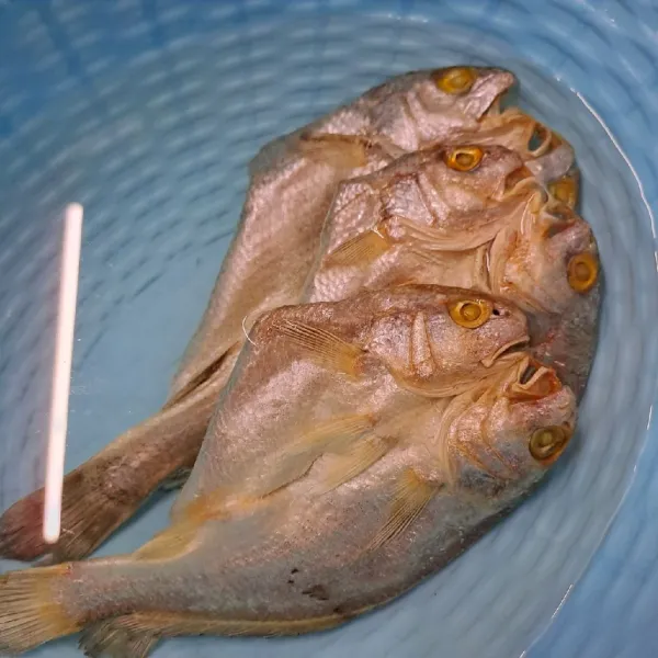 Rendam ikan asin selama 10 menit dalam air agar berkurang rasa asinnya. Kemudian bilas dan tiriskan.