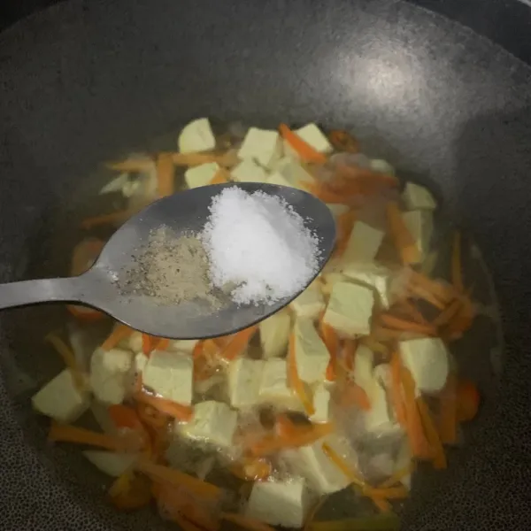 Beri garam, dan lada.