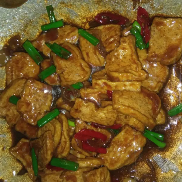 Masukkan potongan daun bawang, aduk dan matikan kompor. Angkat dan sajikan selagi hangat.