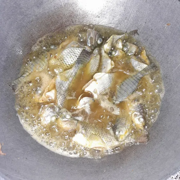 Goreng ikan sampai kering.