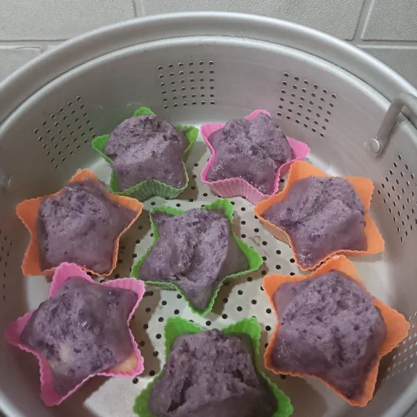Kukus adonan selama 20 menitan. Atau hingga matang. Saya 2x kukus Karna panci kukusan tidak muat ya.