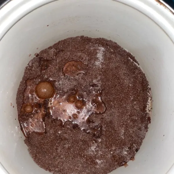 Tambahkan sedikit susu cair untuk mencapur coklat agar tidak bergerindil.