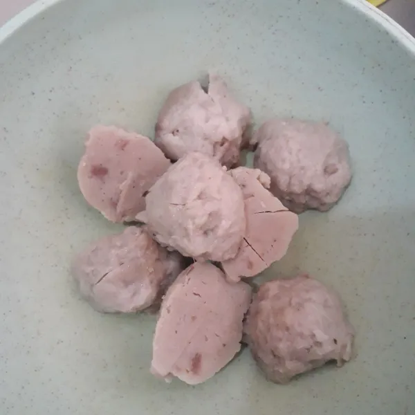 Potong potong bakso ayam, bentuk sesuai selera.