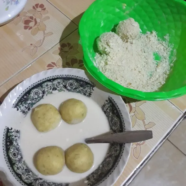 Celupkan adonan ubi ke dalam larutan tepung terigu lalu balurkan ke dalam tepung roti.