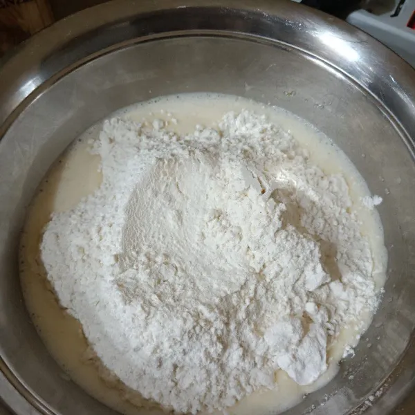 Tambahkan ragi, tepung terigu dan garam. Aduk merata kembali. Boleh pakai spatula ya.