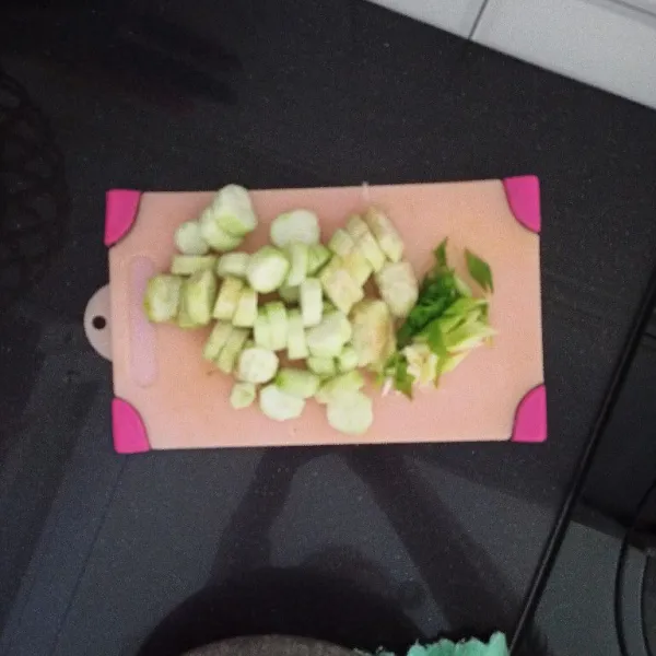 Potong kecil oyong dan daun bawang.