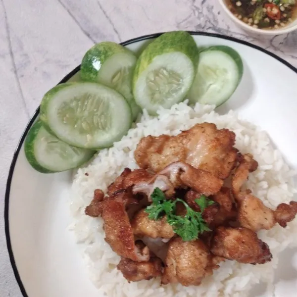 Untuk tiap porsi, tata nasi putih di piring saji, tambahkan potongan ayam goreng tepung, siram dengan saus cabe, sajikan dengan tambahan irisan timun.