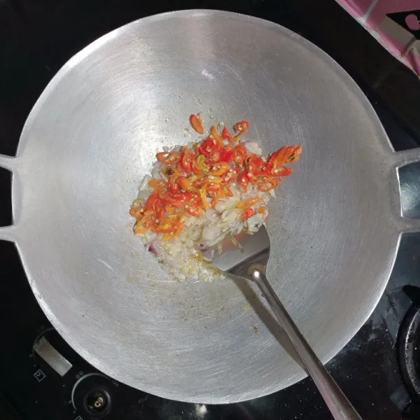 Kemudian masukan irisan cabe, aduk sebentar saja.