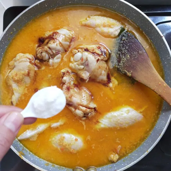 Beri garam, kaldu jamur, merica bubuk, gula merah dan kecap manis.