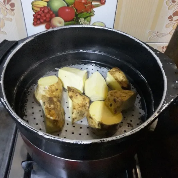 Potong-potong ubi, cuci lalu kukus hingga matang dan empuk.