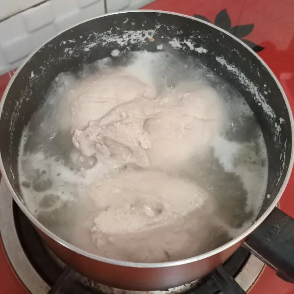 Tambahkan ½ sdt garam lalu rebus hingga ±15 menit sampai matang.