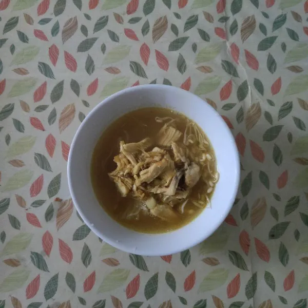 Tuang kuah ayam soto, taburi dengan bawang goreng. Siap disajikan selagi hangat.