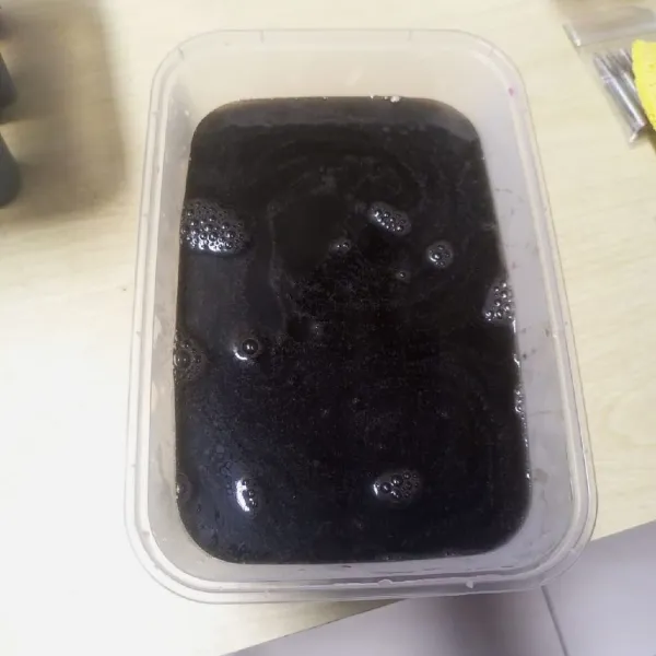 Campur jelly bubuk rasa cincau, gula dan air. Masak sambil diaduk sampai mendidih. Tuang di wadah lalu bekukan. Potong sebagian cincau memanjang dan sebagian kotak kecil.