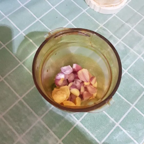 Haluskan bawang putih, bawang merah dan kemiri dengan air secukupnya.
