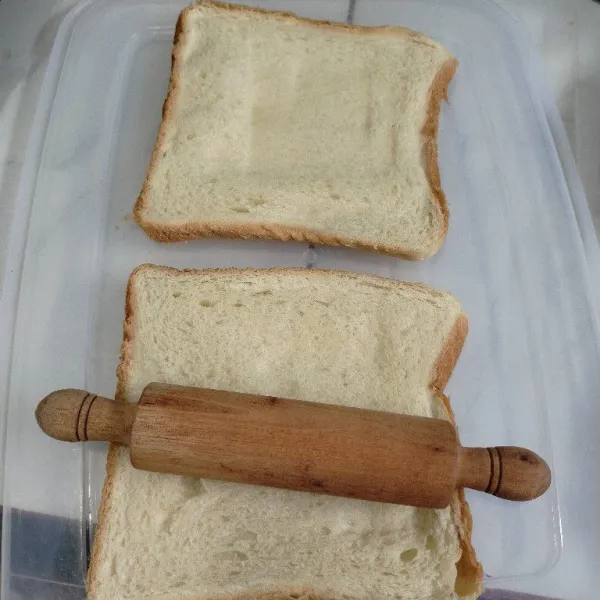 Siapkan roti tawar lalu gilas tipis.