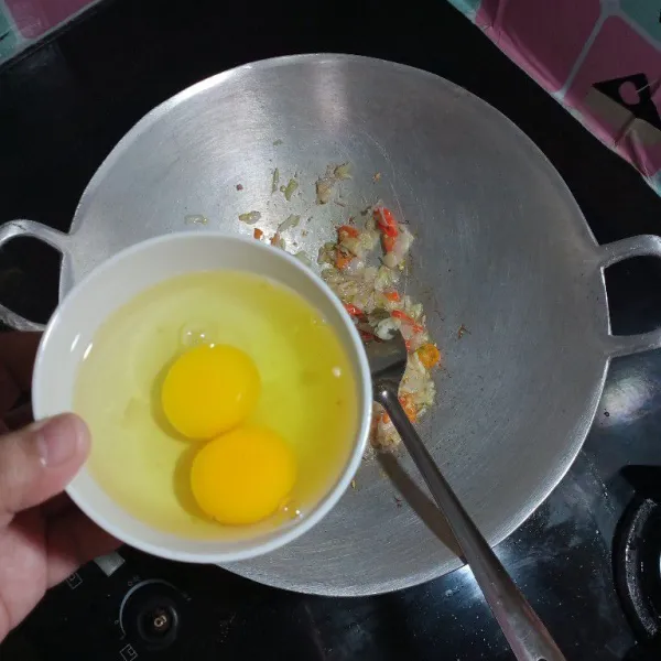 Kemudian masukan telur, orak arik hingga matang.