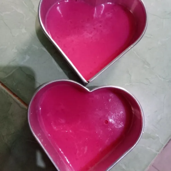 Tuang lapisan merah dalam cetakan berbentuk hati biarkan set.