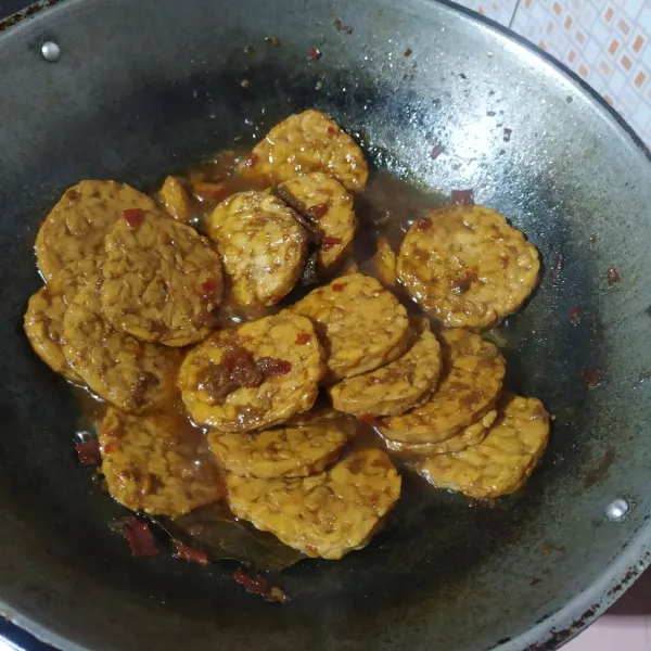 Masak sampai kuah menyusut dan bumbu meresap lalu koreksi rasa. Setelah matang merata, angkat dan sajikan selagi hangat.