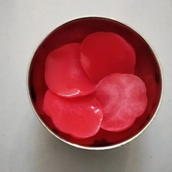 Tuang ke dalam cetakan mawar, setelah dingin taruh jadi satu jelly mawar ke dalam wadah yang besar sisihkan.