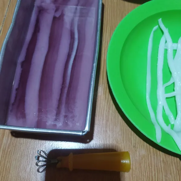 Keruk puding putih dengan kerokan blewah, lalu tuang sebagian adonan puding ungu.