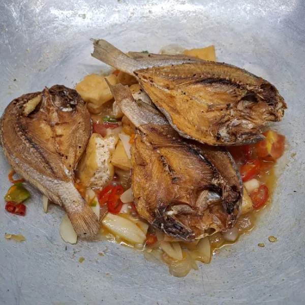 Masukkan ikan asin goreng. Aduk rata sebentar. Lalu angkat dan sajikan.