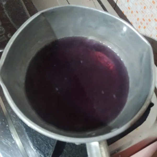 Masak semua bahan puding ungu dengan api kecil sambil diaduk-aduk hingga mendidih.