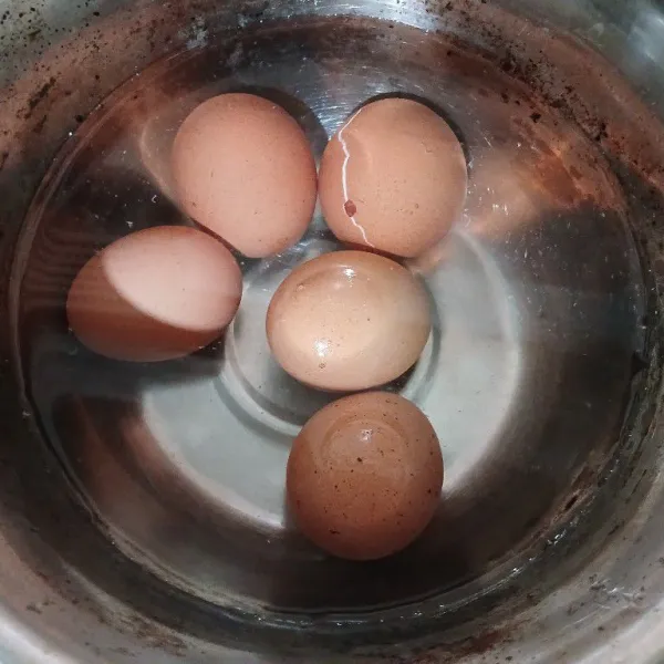 Rebus telur hingga matang, angkat dan rendam ke air dingin.