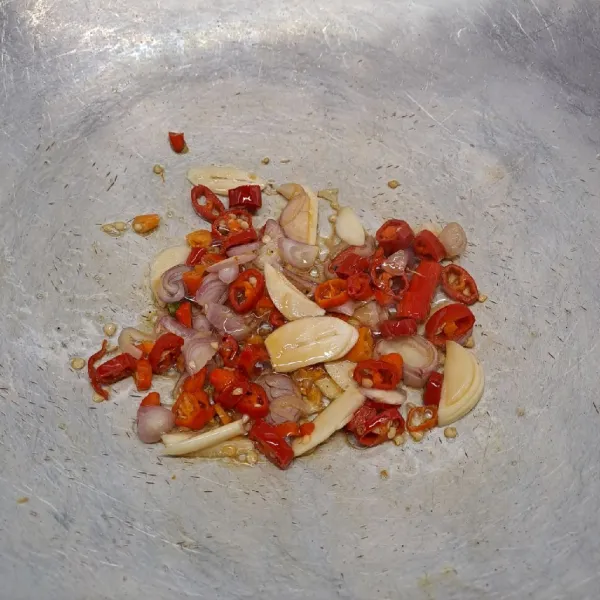 Iris bawang merah, bawang putih, cabai merah, dan cabai rawit. Lalu tumis sampai layu dan harum.