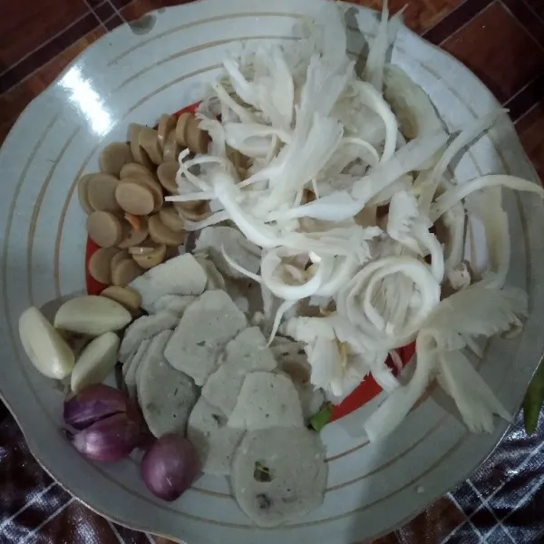 Siapkan semua bahan-bahannya. Cuci bersih jamur dan suwir sesuai selera. Iris tipis bakso dan sosis sesuai selera.