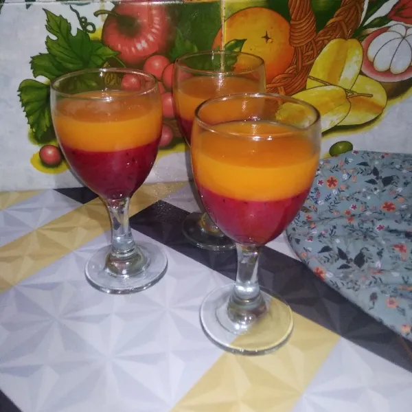 Angkat dan tuang dalam gelas berisi puding buah naga. Biarkan hingga dingin dan suhu ruang hingga adonan puding pepaya mengeras.