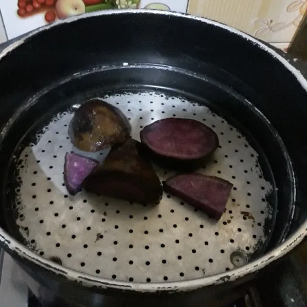 Potong ubi ungu, cuci lalu kukus hingga matang