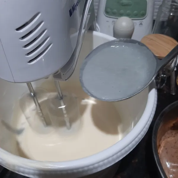Masukan blueberry yang telah di belah, dan ¾  bagian puding yogurt kedalam telur sambil di aduk rata, ¼ bagian sisanya masukan kedalam adonan telur coklat cukup aduk rata.