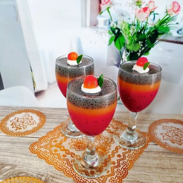 Angkat dan tuang dalam gelas di atas lapisan puding pepaya. Biarkan dingin hingga benar-benar padat. Kemudian hias dengan cantik. Sajikan.