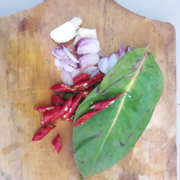 Siapkan bumbu. Cuci bersih cabe lalu iris-iris serong. Kupas dan iris-iris bawang merah dan bawang putih. Cuci bersih daun salam.