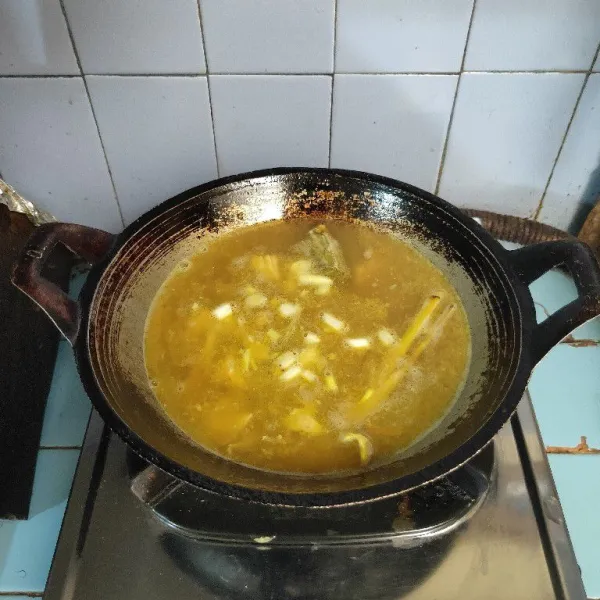 Tambahkan daun bawang, koreksi rasanya.