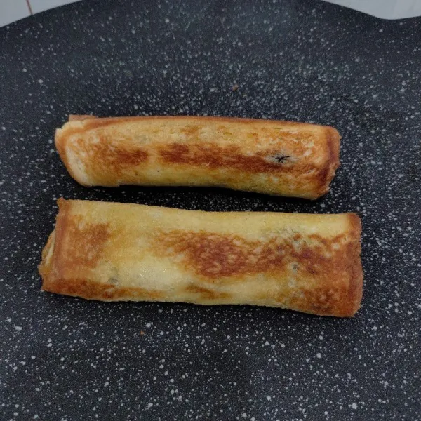 Bolak-balikan roti agar matang merata.