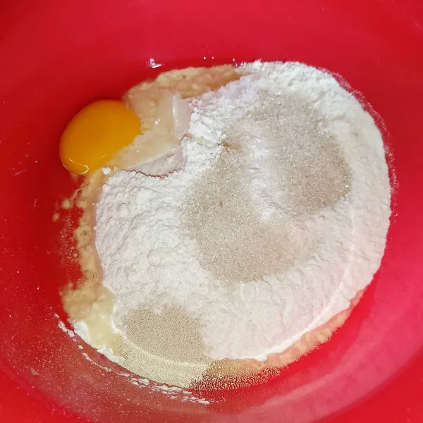 Campur tepung terigu, telur, gula pasir, susu bubuk, ragi instan, dan garam.