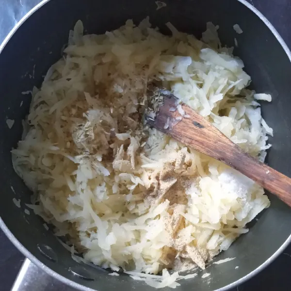 Pindahkan kentang ke dalam wadah, masukkan mentega, oregano, garam, lada dan kaldu bubuk lalu aduk sampai mentega larut.