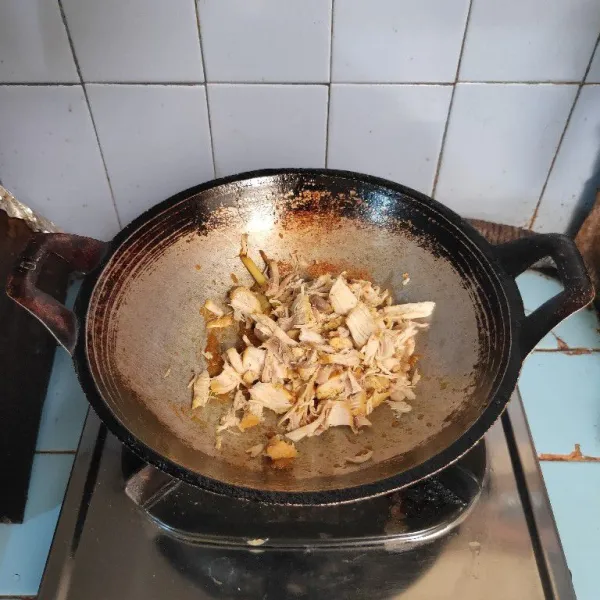 Masukkan suwiran ayam.