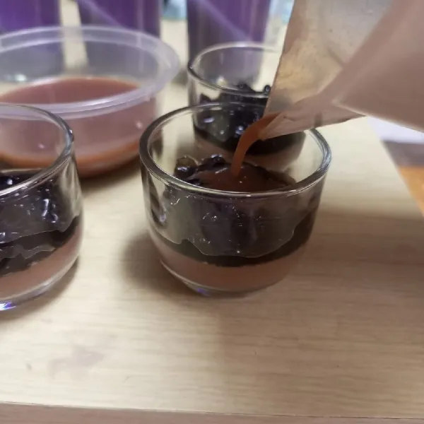 Panaskan kembali sisa jelly cappucino lalu tuang di gelas saji.