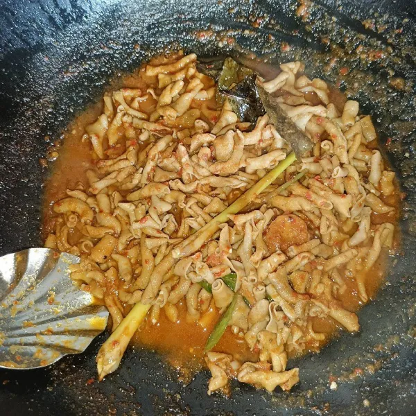 Masak sampai meresap dan kuahnya surut, koreksi rasanya dan siap disajikan.