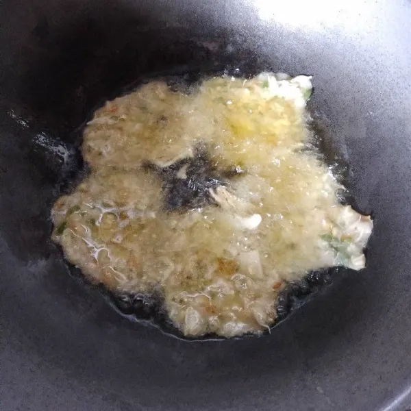 Ambil adonan dengan sendok sayur pada penggorengan. Goreng hingga kering kecokelatan.