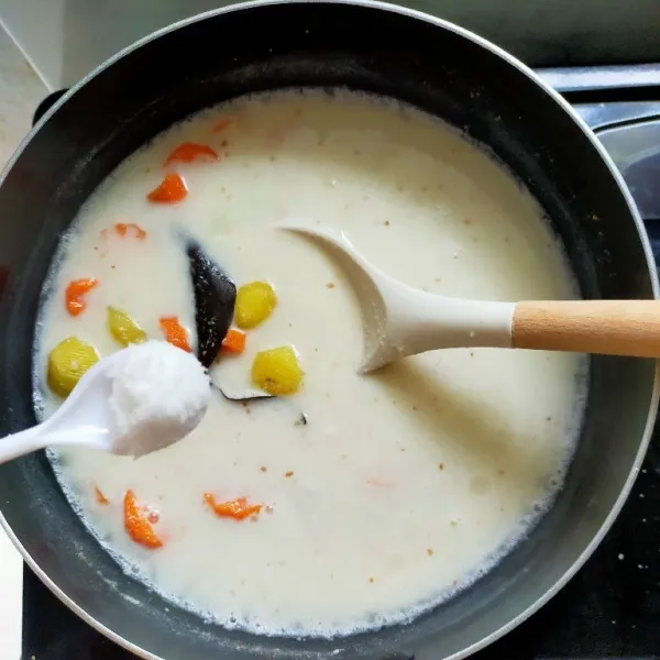Lalu tambahkan garam, gula pasir dan kaldu jamur, aduk rata dan masak hingga matang.