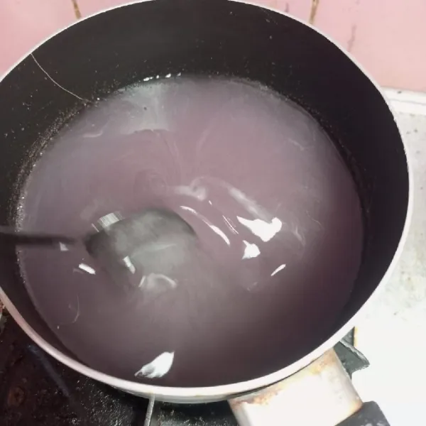 cCmpur jelly bubuk rasa anggur, gula pasir dan air lalu masak sambil diaduk sampai mendidih.