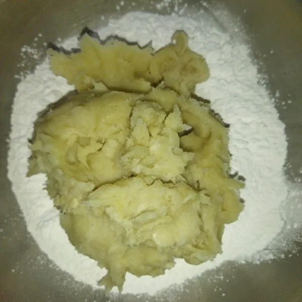Campur adonan tepung terigu dengan 300 gr tepung tapioka, aduk rata.