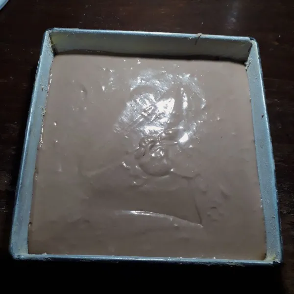 Olesi loyang 20x20 cm dengan margarin dan taburi tipis terigu. Tuang adonan dalam loyang dan ratakan.