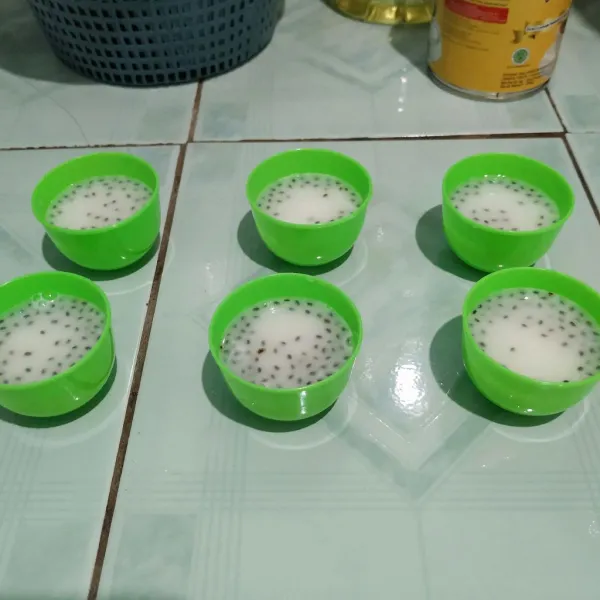 Basahi cetakan lalu tuang larutan jelly ke dalam cetakan. Diamkan hingga set. Lalu lepaskan dari cetakan.