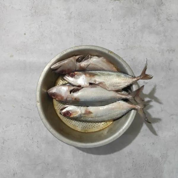Cuci bersih ikan, baluri dengan air perasan jeruk nipis lalu diamkan selama 15 menit, sisihkan.